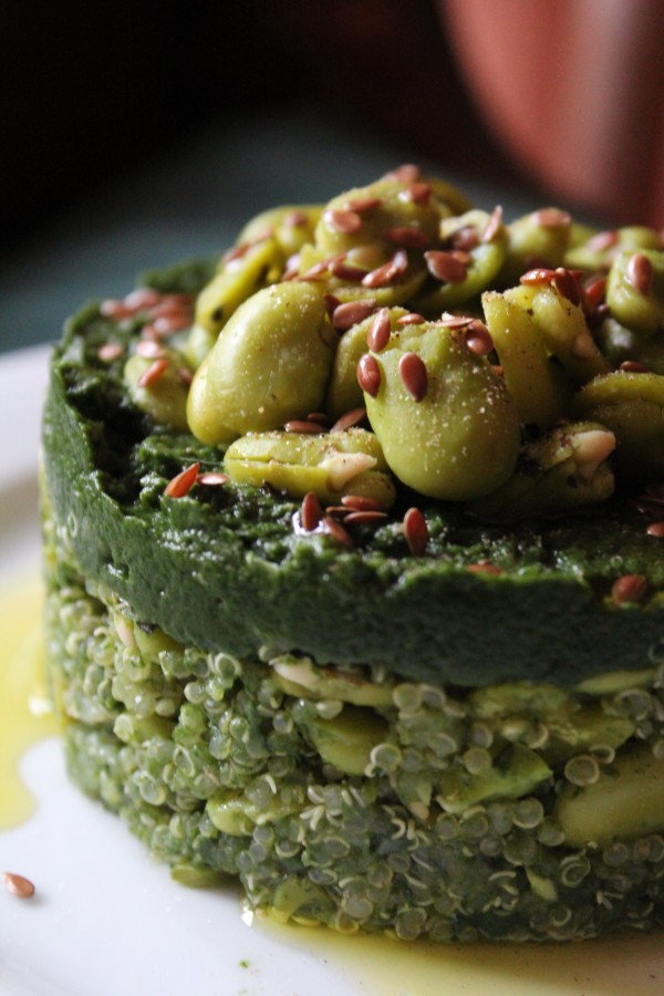 Tortino di quinoa con crema di spinaci e fave_Unavegetarianaincucina_01