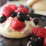 Mini pavlove ai frutti di bosco
