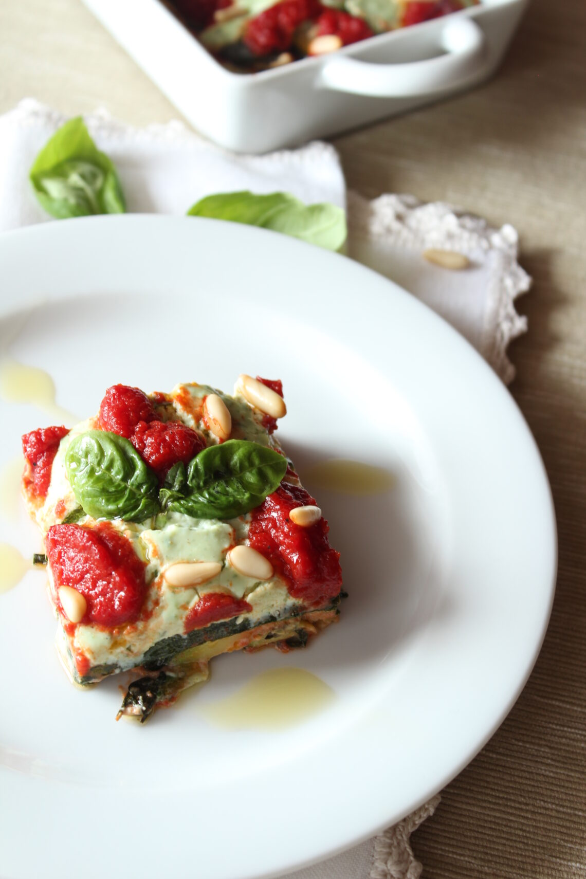 Teglia di zucchine con crema di ricotta al basilico e pinoli